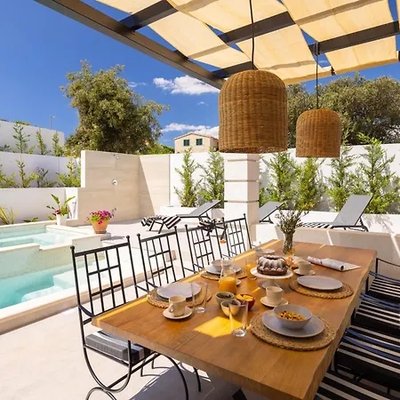 Villa With Heated Pool *