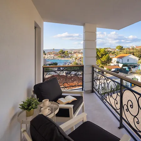 With Heated Pool Ražanj