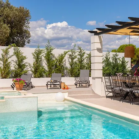 Βίλα With Heated Pool