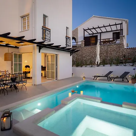 With Heated Pool Βίλα