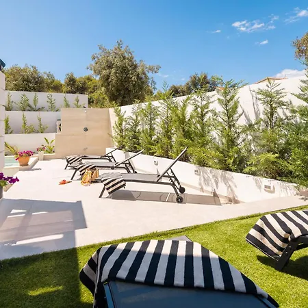 Βίλα With Heated Pool *