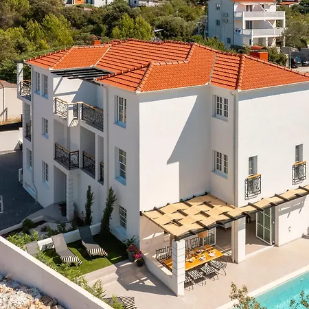 Βίλα With Heated Pool