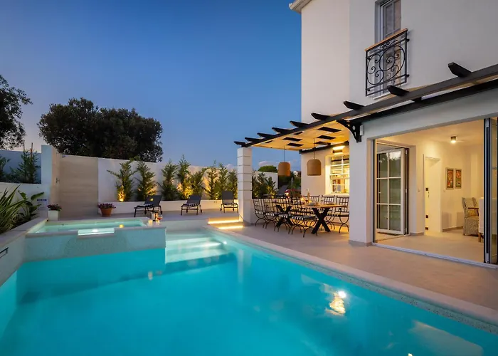 Villa With Heated Pool *