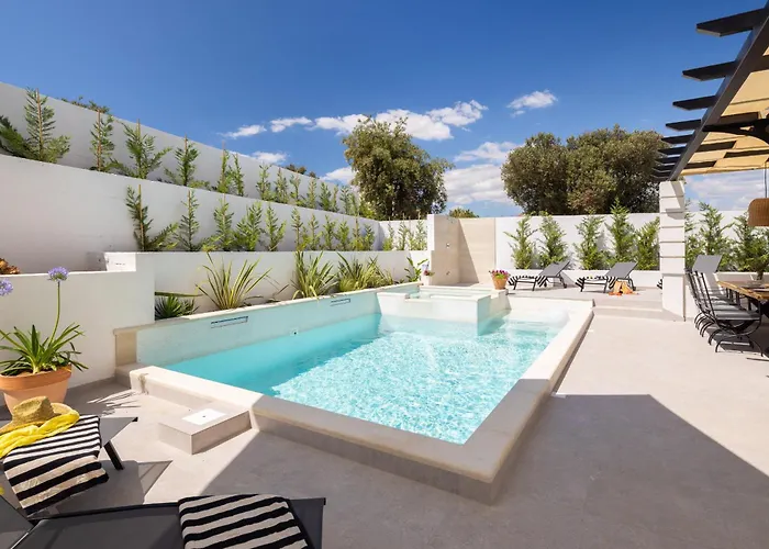 With Heated Pool Ražanj