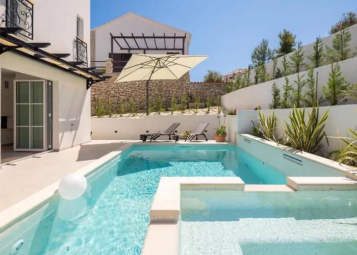 With Heated Pool فيلة Ražanj